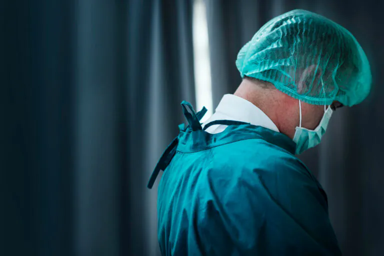 Chirurgo picchiato dal paziente durante il suo turno