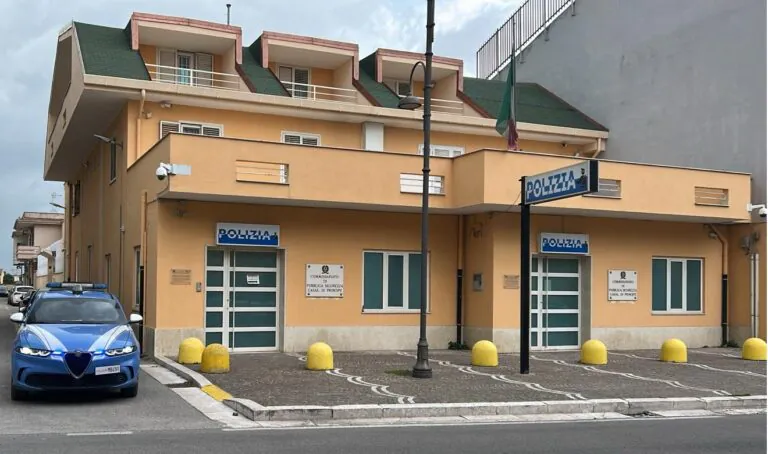 Sequestra in casa l’ex compagna, salvata da un messaggio all’amica