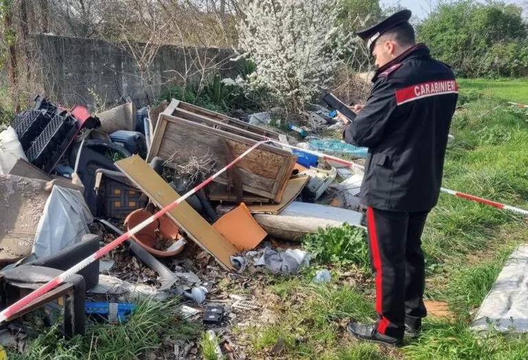 Mobili vecchi e materassi nei terreni delle passeggiate, carabinieri sequestrano tutto