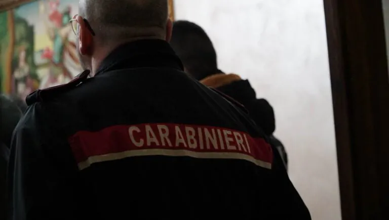 Intervengono per sedare lite in casa, ma lui se la prende anche coi carabinieri