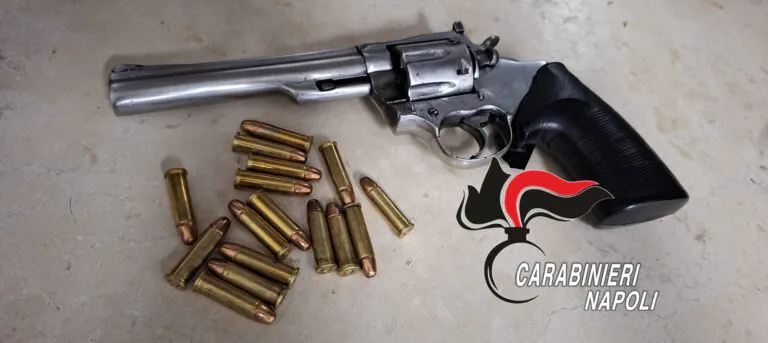 Pistola carica alla Indiana Jones mentre è in auto col figlio