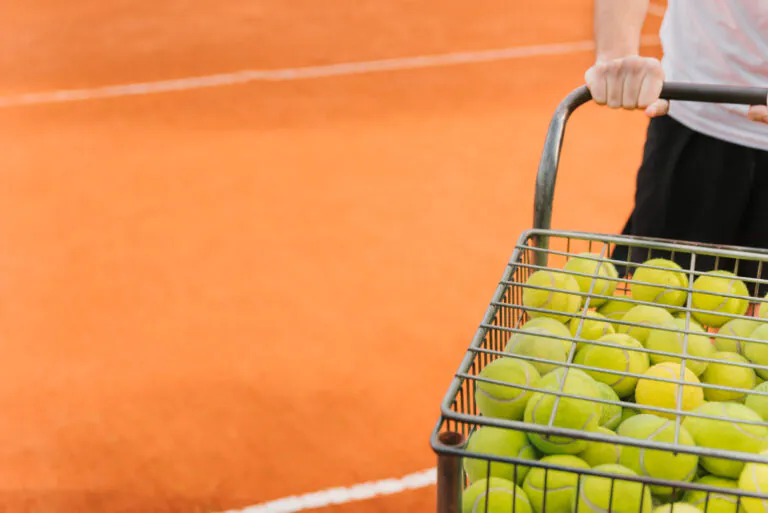 Blitz al circolo del tennis, stop al campo coperto