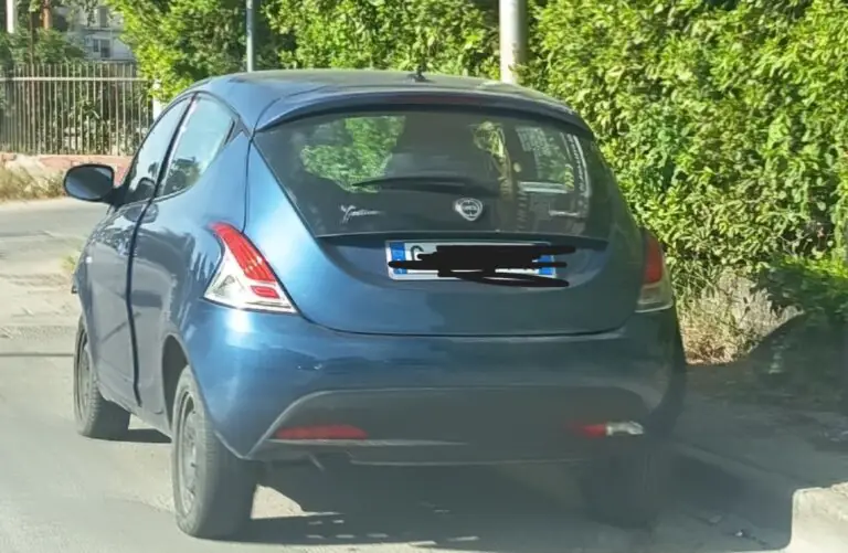 Rubano auto e l’abbandonano nei pressi del supermercato