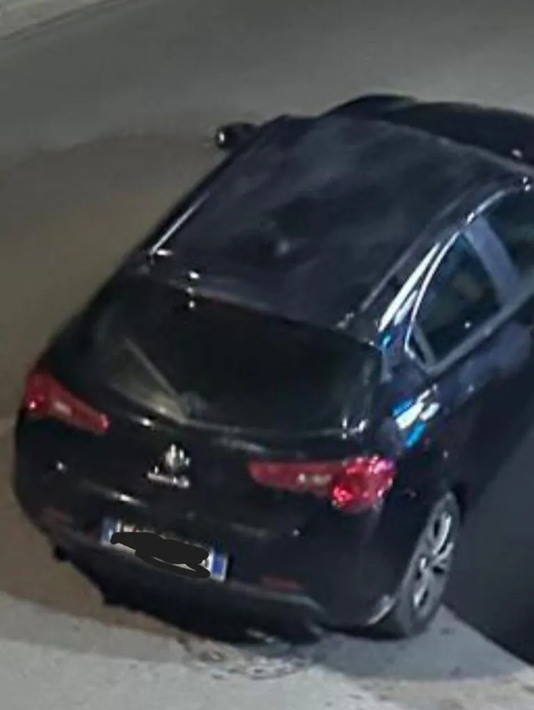 Inseguono auto e cercano di farle fermare: è emergenza
