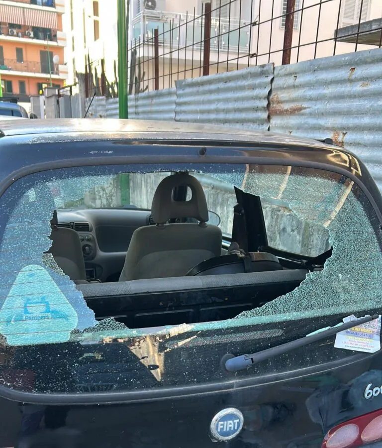 Vandalismo: auto assaltata in strada