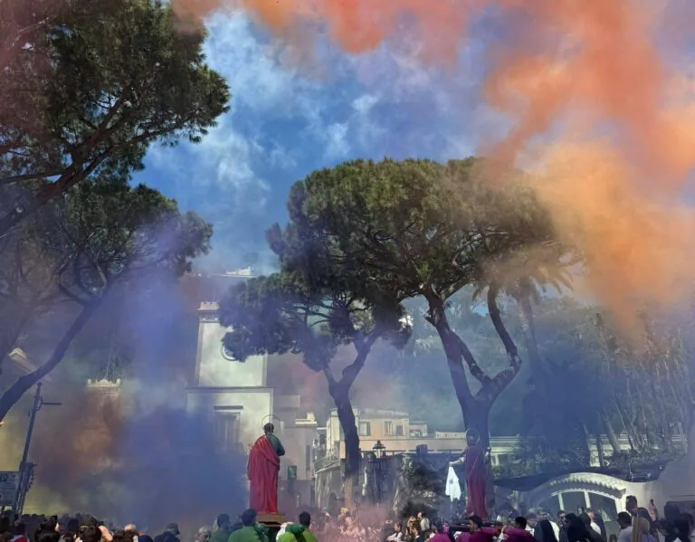 Fuochi d’artificio colpiscono persone in piazza durante “Corsa dell’Angelo”. Tra i feriti una bimba