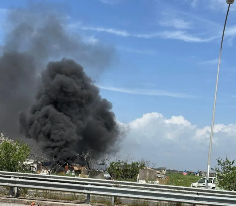 Rogo nei pressi del campo rom, nube di fumo invade la zona
