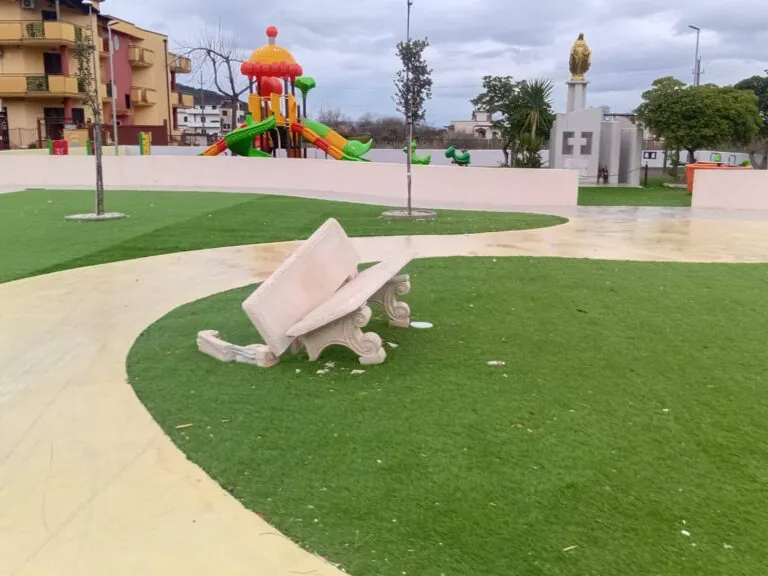 Raid vandalico in piazza: “Che problema avete con l’essere un po’ civili?”