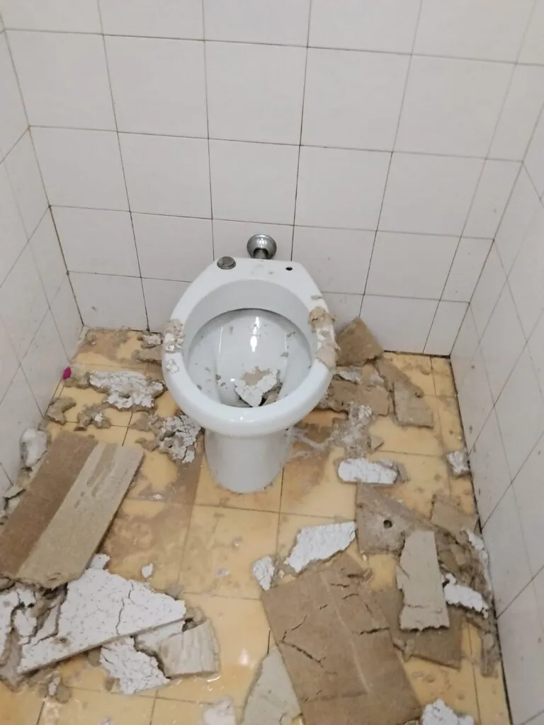Raid vandalico a scuola: “Non sono solo beni materiali danneggiati, sono soldi pubblici buttati”