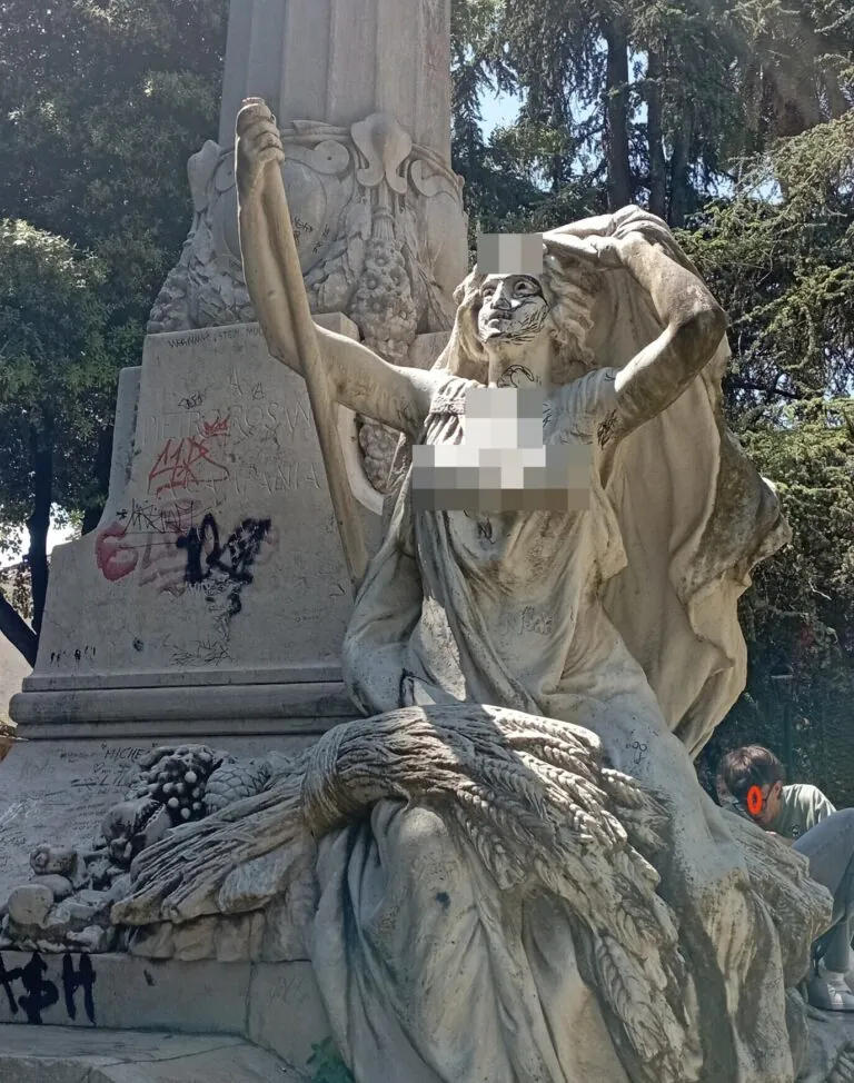 Vandali in azione nella villa comunale