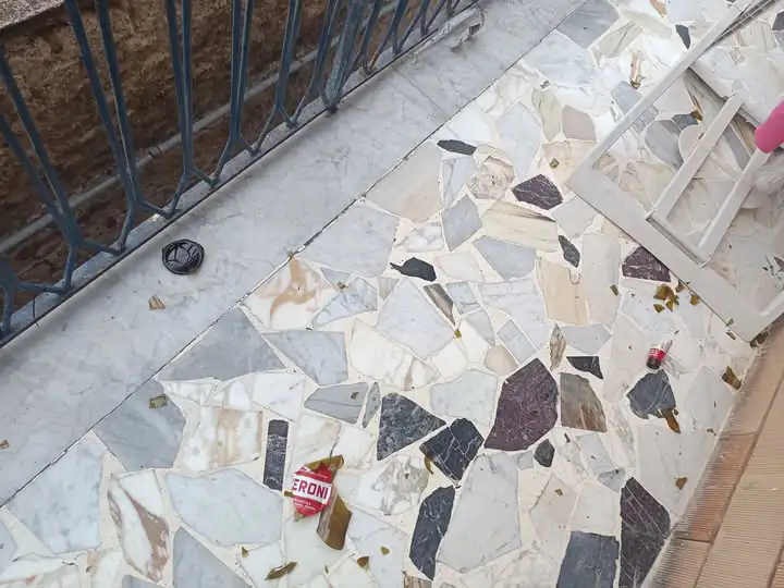 Lanciano bottiglie di vetro contro le abitazioni dal parco