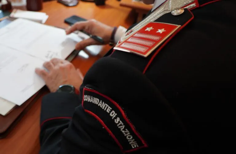 Aggredisce 2 persone in un bar e li minaccia con pistola, 25enne denunciato