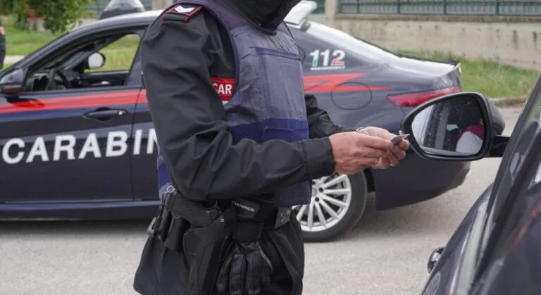 Sorvegliato speciale minaccia 22enne per farsi dare un passaggio, arrestato