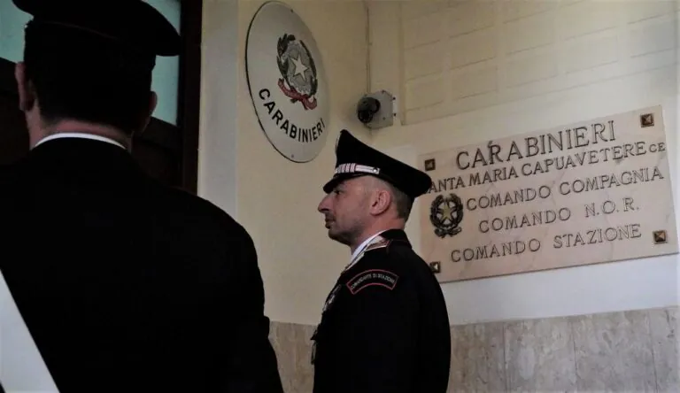 Insegue l’ex moglie fin dentro la caserma e la minaccia, 59enne in manette