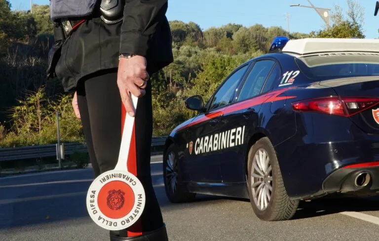 Trovato su un scooter rubato, finisce nei guai