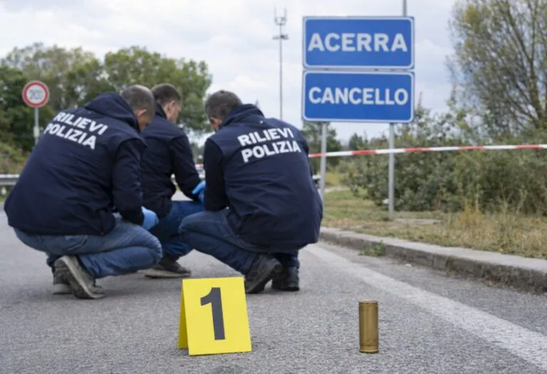 Incubo far west in città, spari in strada e contro case