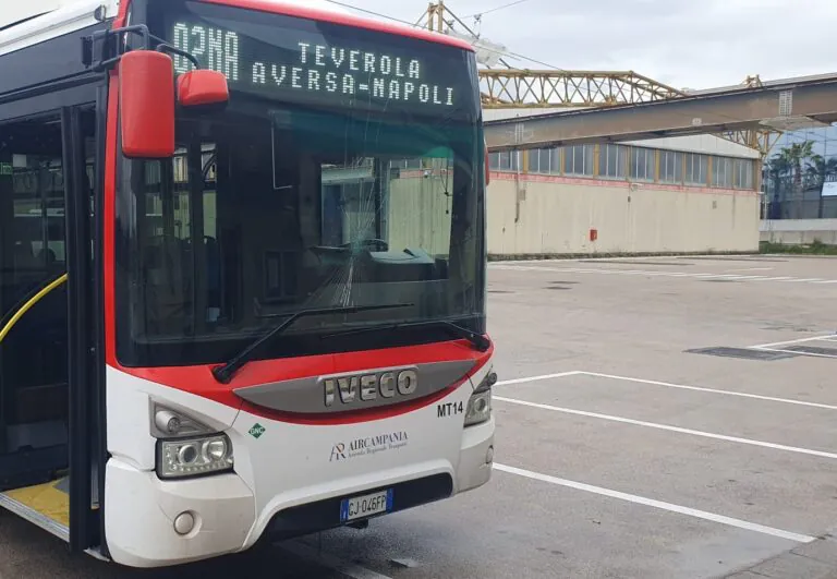 Ragazzini rifiutano di fare il biglietto e bloccano il viaggio del bus