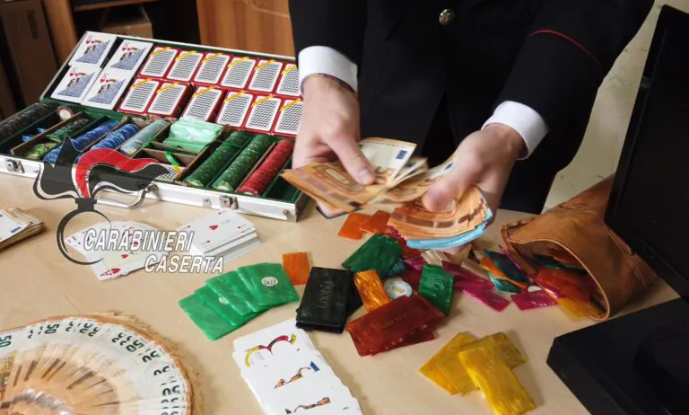 Carabinieri scoprono bisca clandestina, 26 nei guai