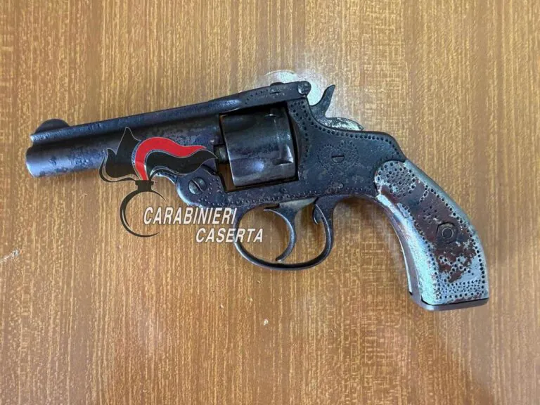Finisce nei guai per la pistola in casa