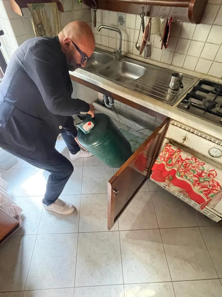 Scoppia rogo in casa, dipendente comunale salva anziana