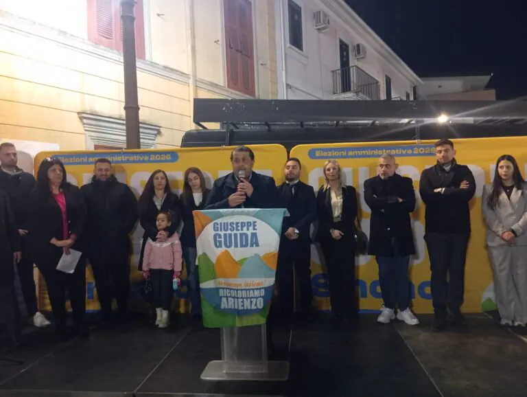 “Ricoloriamo Arienzo”: Inaugurato il comitato elettorale. Guida e i candidati in piazza per il taglio del nastro