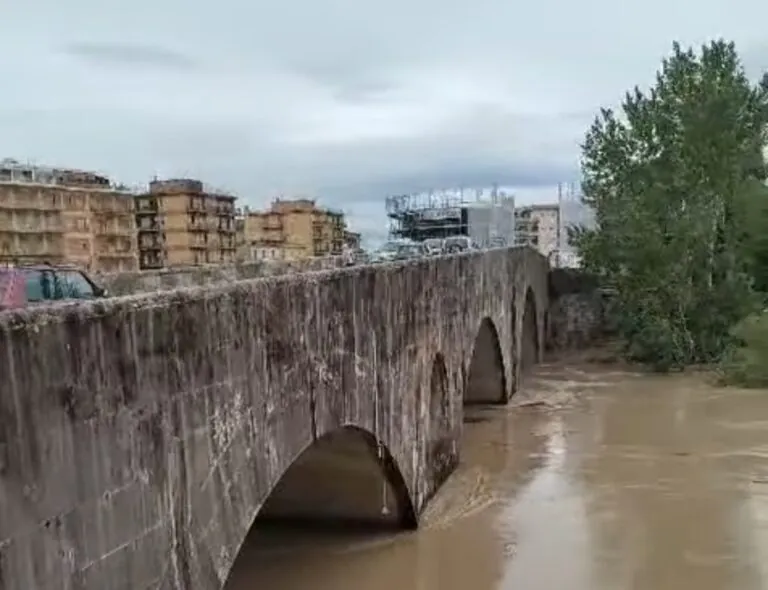 Volturno in piena, primi allagamenti: chiuso ponte in periferia
