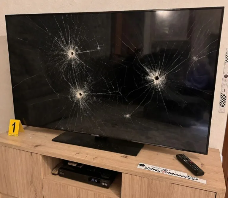 Spara alla moglie dopo lite ma centra la televisione, svolta a Pasqua