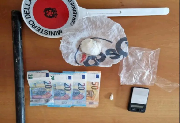 Droga e bilancino in casa, scatta arresto: denunciato anche l’acquirente