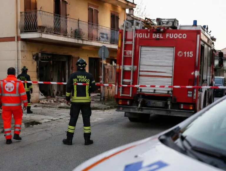 Esplosione in casa dopo fuga di gas, choc per proprietaria