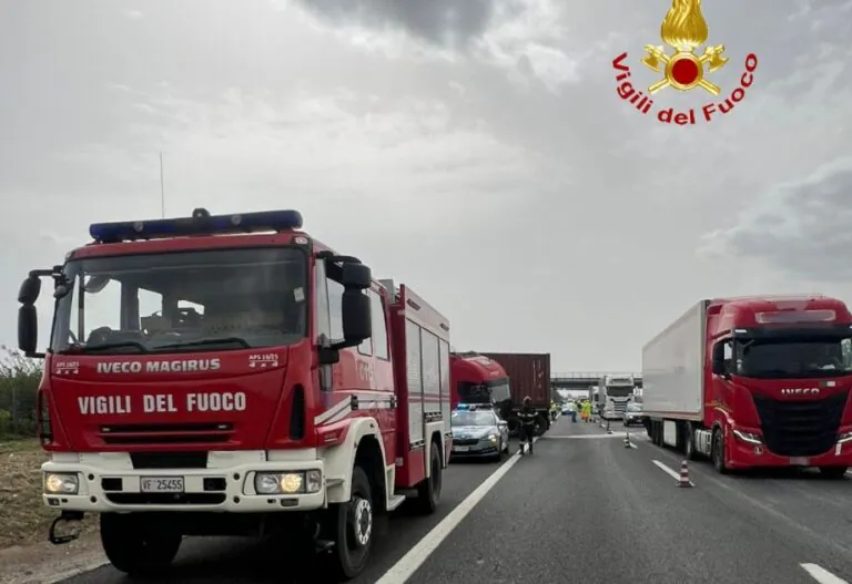 Camion si ribalta e blocca autostrada, conducente intrappolato