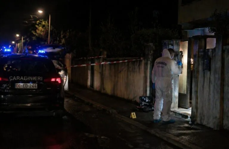Trovato morto dopo fendenti, fratello si è ferito per entrare in casa a salvarlo