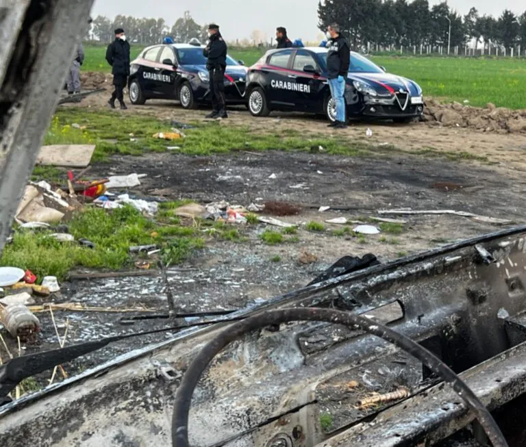 Fermato mentre dà fuoco alle auto con l’accendigas