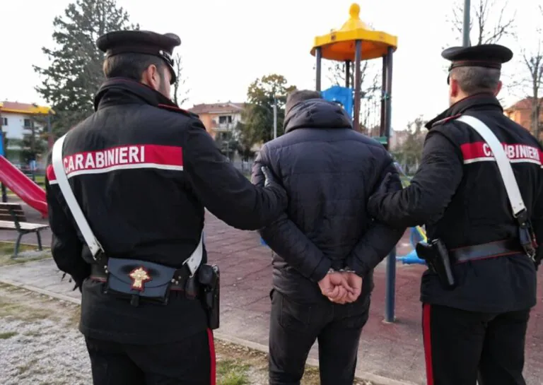 Pratiche erotiche al parco giochi davanti ai bimbi, preso maniaco