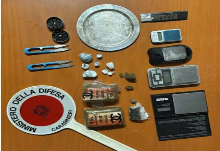 Droga tra casa e auto, fermata dopo blitz