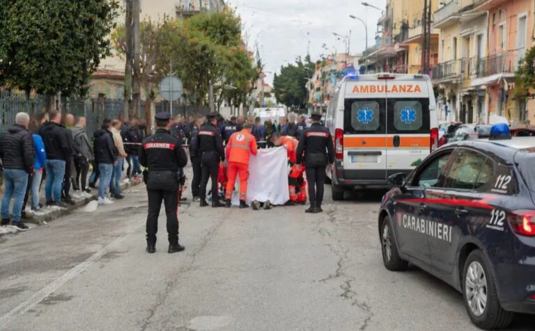 Difende figlia durante lite e viene accoltellato: tragedia in strada, fermato l’aggressore