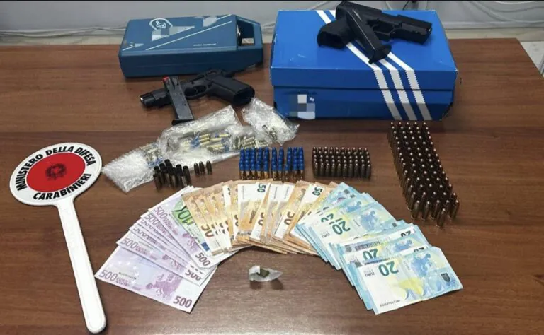 Armi rubate e soldi in casa, arrestato dopo blitz