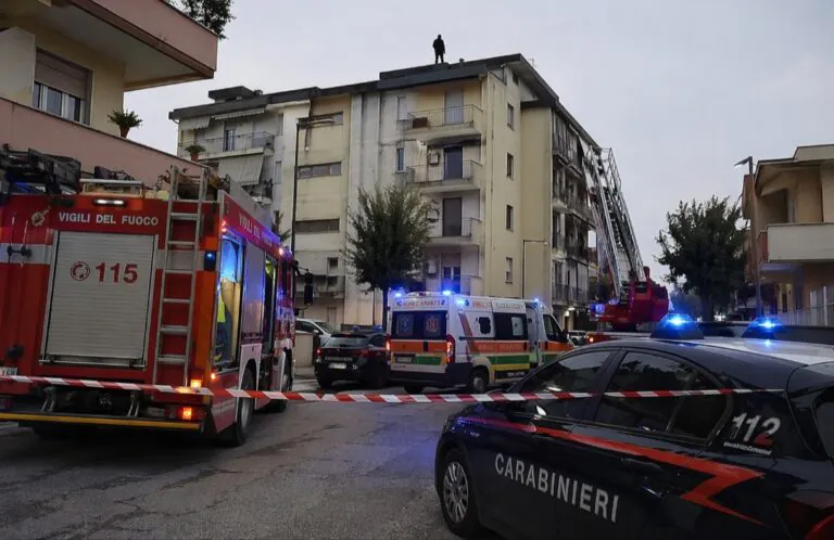Vuole uccidersi lanciandosi dal tetto del palazzo