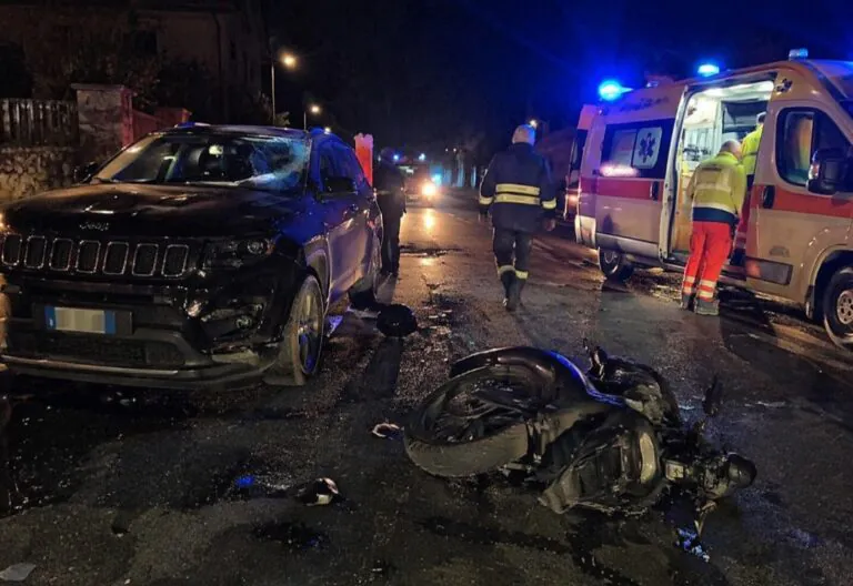 Jeep contro moto, scontro choc sull’Appia: ci sono feriti