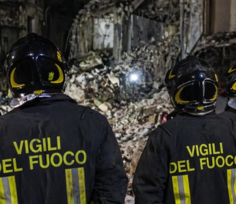 Crolla palazzina, si scava tra le macerie