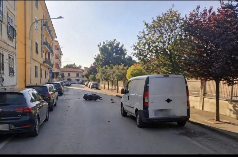 Furgone contro scooter, paura davanti alla villa