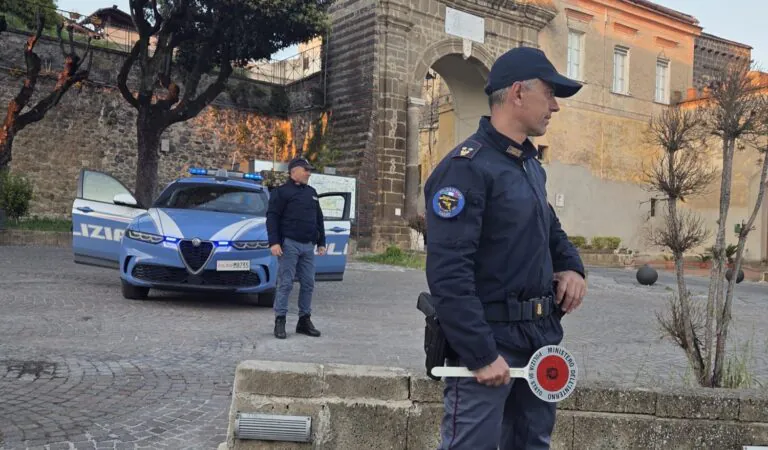Deve scontare quasi 5 anni, lo trovano in stazione a molestare i passeggeri