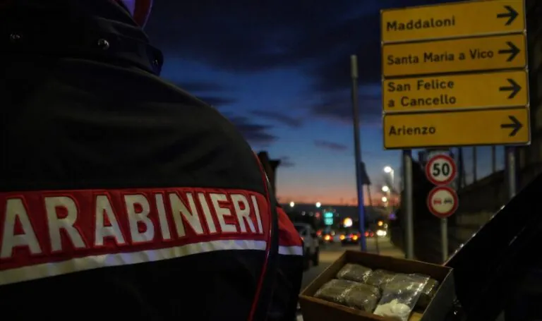 Fuggono in scooter sull’Appia, 2 beccati con la droga