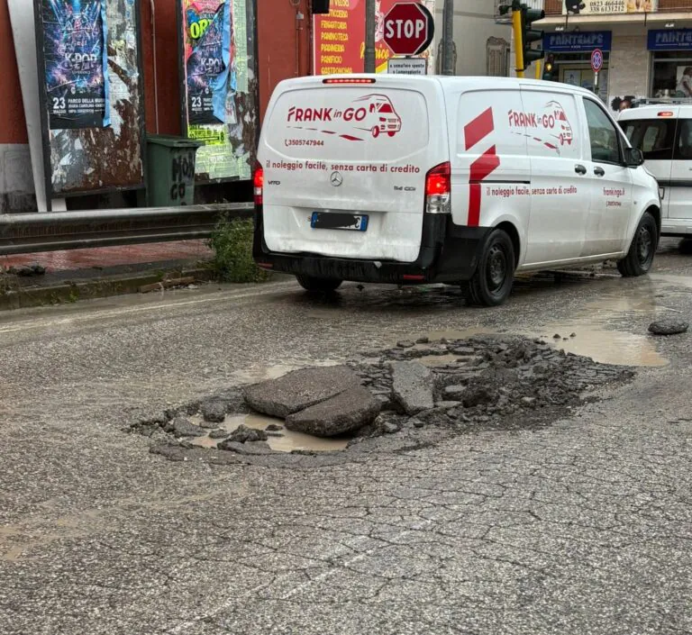 Maxi voragine nei pressi dell’incrocio. Al via i lavori
