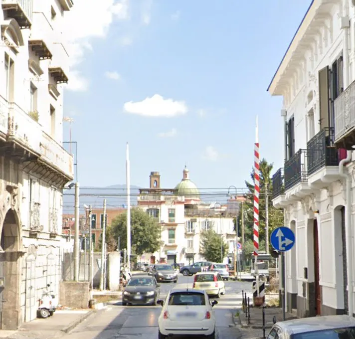 Camion travolge le sbarre del passaggio a livello, caos e disagi