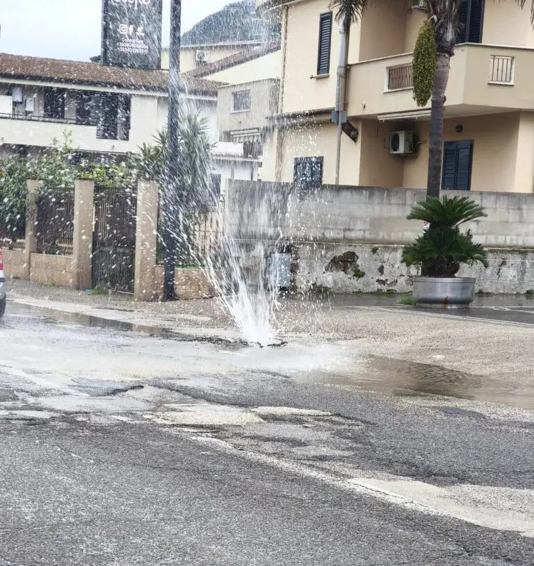 Si rompe tubo, geyser lungo la Nazionale. Disagi al traffico