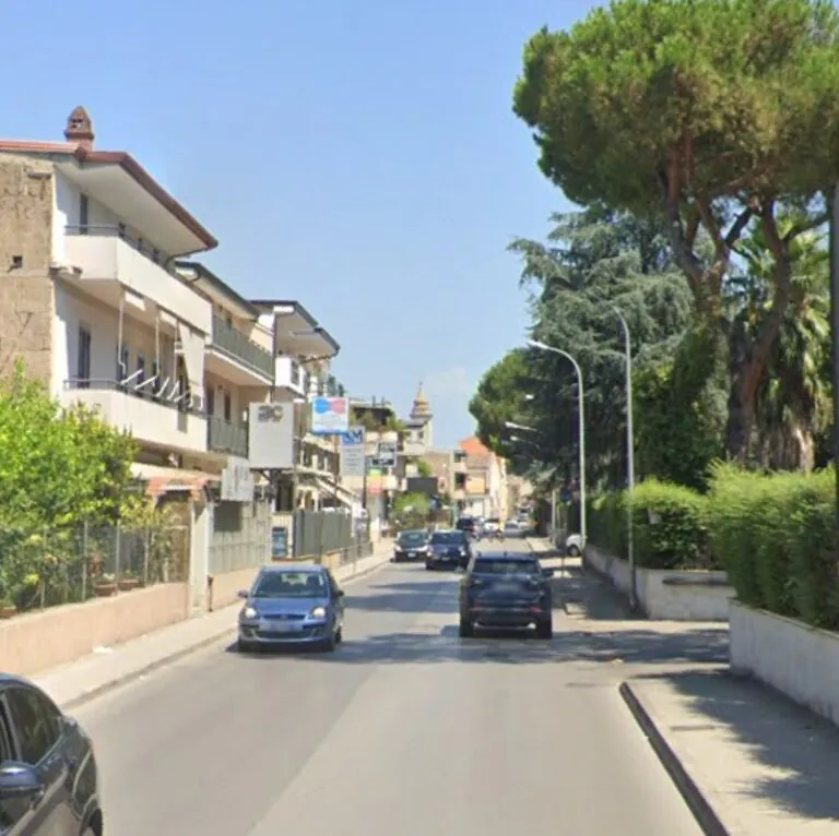 Prende in pieno un’auto e si da alla fuga