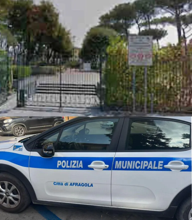Prende il sole semi nuda nel parco, denunciata per atti osceni
