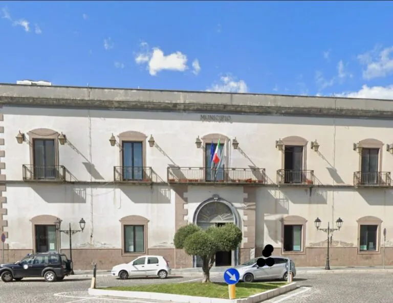 Paura al Municipio: donna minaccia dipendente. Intervengono i vigili