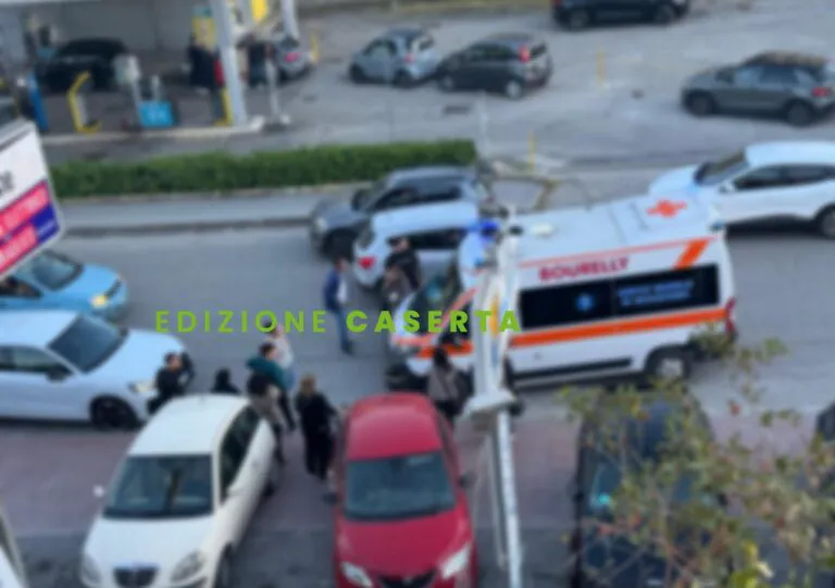 Choc nella zona commerciale, centauro centra passeggino con lo scooter: bimba trasportata d’urgenza