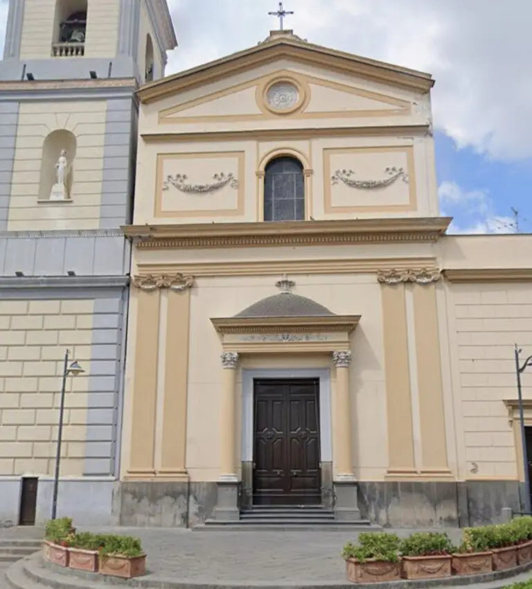 Tenta raid in chiesa, beccato dai vigili